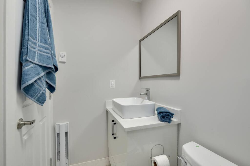 Seperate Back Basement Suites With Well Amenities Surrey Exterior photo